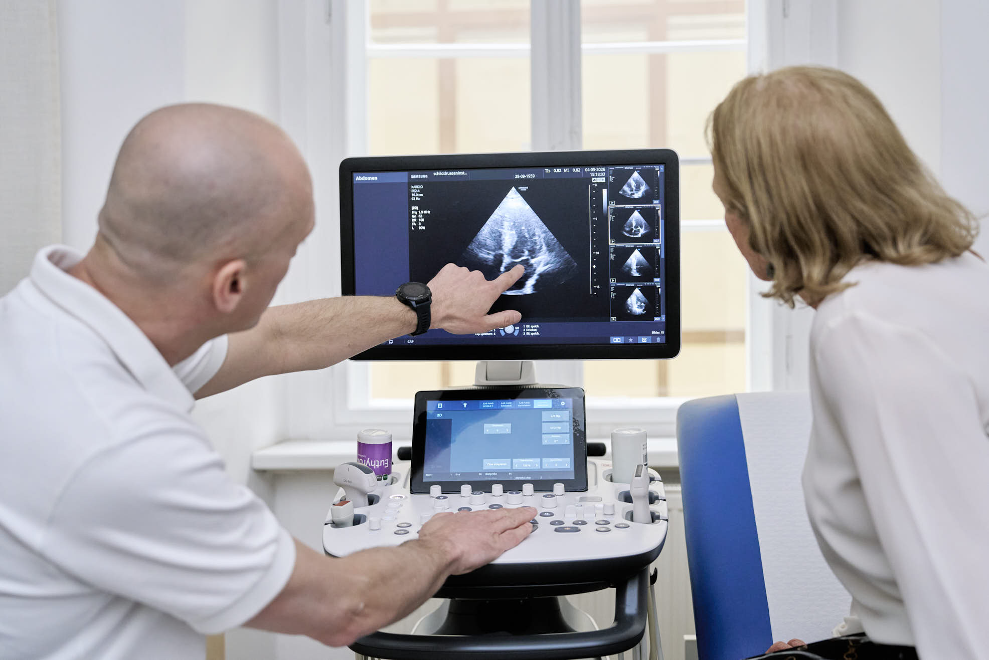 Herzultraschall-Untersuchung – Ärztin führt Echokardiographie am Patienten durch